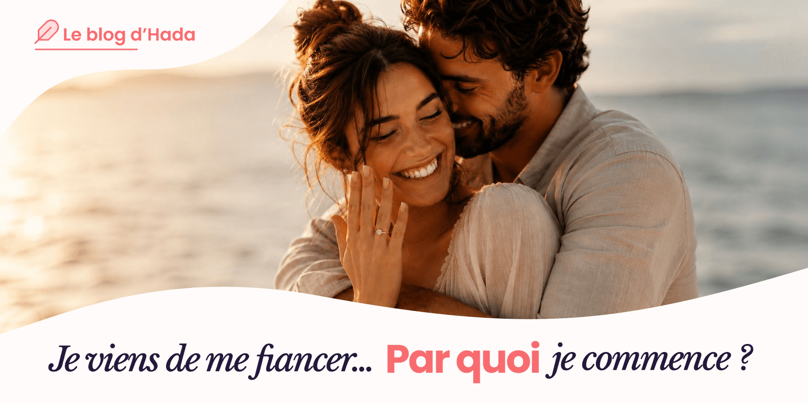 Couple fraîchement fiancé planifiant les premières étapes de l'organisation de leur mariage autour d'un carnet de notes.